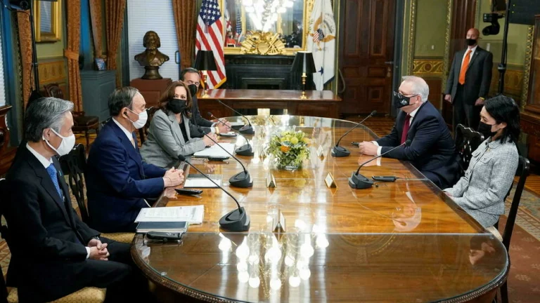 La vice-présidente américaine, Kamala Harris, rencontre les Premiers ministres japonais et australien à Washington, le 24 septembre 2021. REUTERS - POOL