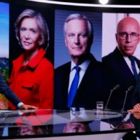 TF1の「JT」のセットでジャーナリストのジル・ブーローと一緒に、2022年の大統領選挙で考えられるLRの対立候補の写真を前にしたグザビエ・ベルトラン。afp - トーマス・サムソン