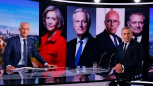 TF1の「JT」のセットでジャーナリストのジル・ブーローと一緒に、2022年の大統領選挙で考えられるLRの対立候補の写真を前にしたグザビエ・ベルトラン。afp - トーマス・サムソン