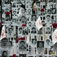 イランの政権によって処刑されたとされる4,000人の政治犯の写真が、ニューヨークでの抗議活動中に展示されている（2016年9月20日）。Don Emmert / AFP