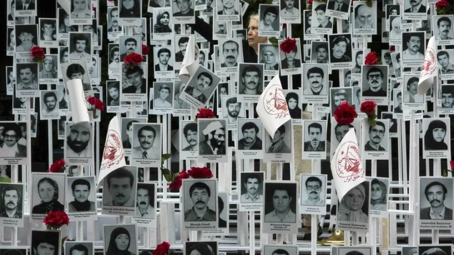 イランの政権によって処刑されたとされる4,000人の政治犯の写真が、ニューヨークでの抗議活動中に展示されている(2016年9月20日)。Don Emmert / AFP