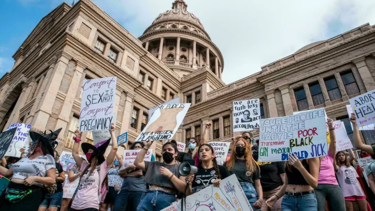 2021年10月2日、アメリカでは中絶の権利を守るために数万人の女性がデモを行いました。Sergio FLORES AFP/File