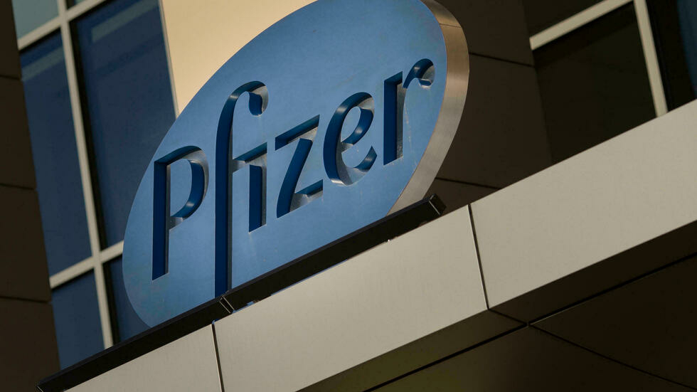 Covid-19に対するメッセンジャーRNAワクチンを販売する米国ファイザー社のロゴ。DOMINICK REUTER AFP/File