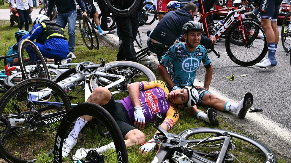 トニー・マルタンがルート脇で女性が持っていた看板をはさみ、数十人のツール・ド・フランスの選手が転倒した。Anne-Christine POUJOULAT POOL/AFP