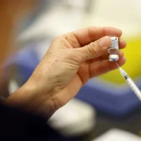 2021年6月12日（土）、フランスで初回のワクチン接種数が3,000万回という象徴的な節目を迎えました。(イラスト) REUTERS - STEPHANE MAHE