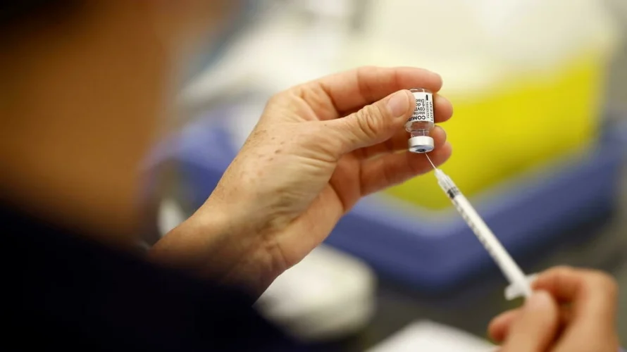 2021年6月12日（土）、フランスで初回のワクチン接種数が3,000万回という象徴的な節目を迎えました。(イラスト) REUTERS - STEPHANE MAHE