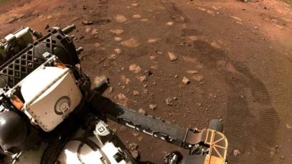 NASAの火星探査機「Perseverance」が初めて火星表面を転がり、ジェゼロ・クレーターの土壌にホイールベアリングの跡が残っている（2021年3月4日の画像）。Via REUTERS - Handout.