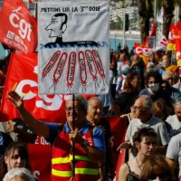2021年10月5日、政府の経済・社会政策に反対するストライキと抗議の日に、ニース（フランス南部）で行われたデモ行進。Reuters - Eric Gaillard