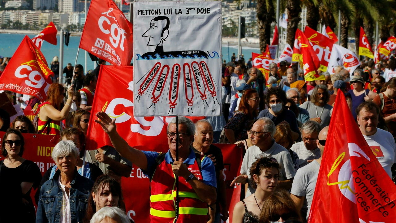 2021年10月5日、政府の経済・社会政策に反対するストライキと抗議の日に、ニース（フランス南部）で行われたデモ行進。Reuters - Eric Gaillard