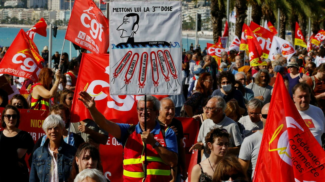 2021年10月5日、政府の経済・社会政策に反対するストライキと抗議の日に、ニース(フランス南部)で行われたデモ行進。Reuters - Eric Gaillard