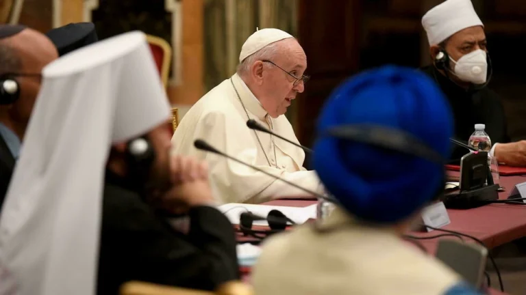教皇フランシスコは12日、フランス教会の性的虐待に関するソーヴェ委員会が明らかにした「驚くべき現実」に「計り知れない悲しみ」を表明したが、イタリアではいまだに沈黙が続いている。Reuters - バチカン・メディア