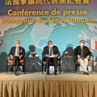 2021年10月8日、台北で記者会見する訪台中のフランス上院代表団を率いるアラン・リシャール（2nd L）と他のフランス代表団のメンバー。REUTERS - YIMOU LEE