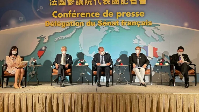 2021年10月8日、台北で記者会見する訪台中のフランス上院代表団を率いるアラン・リシャール(2nd L)と他のフランス代表団のメンバー。REUTERS - YIMOU LEE