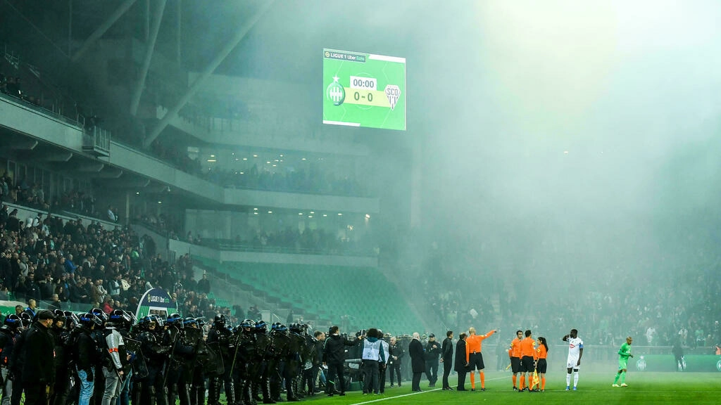 フランスサッカー協会がサンテティエンヌに1試合のスタジアム使用禁止令を出す