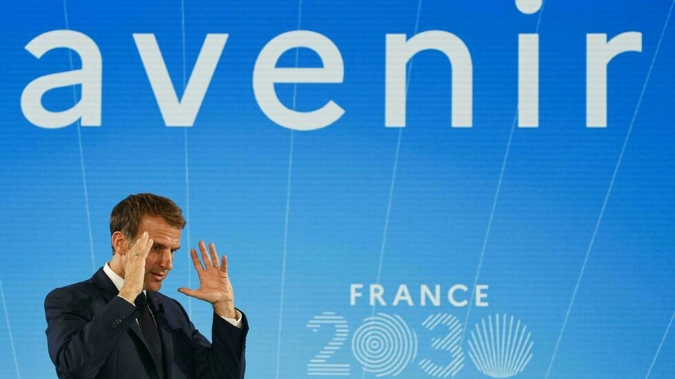 10月12日(火)、エマニュエル・マクロンは、「フランス2030」計画を発表しました。産業競争力と将来の技術を開発するために、5年間で300億ユーロの投資を行います。Ludovic MARIN POOL/AFP