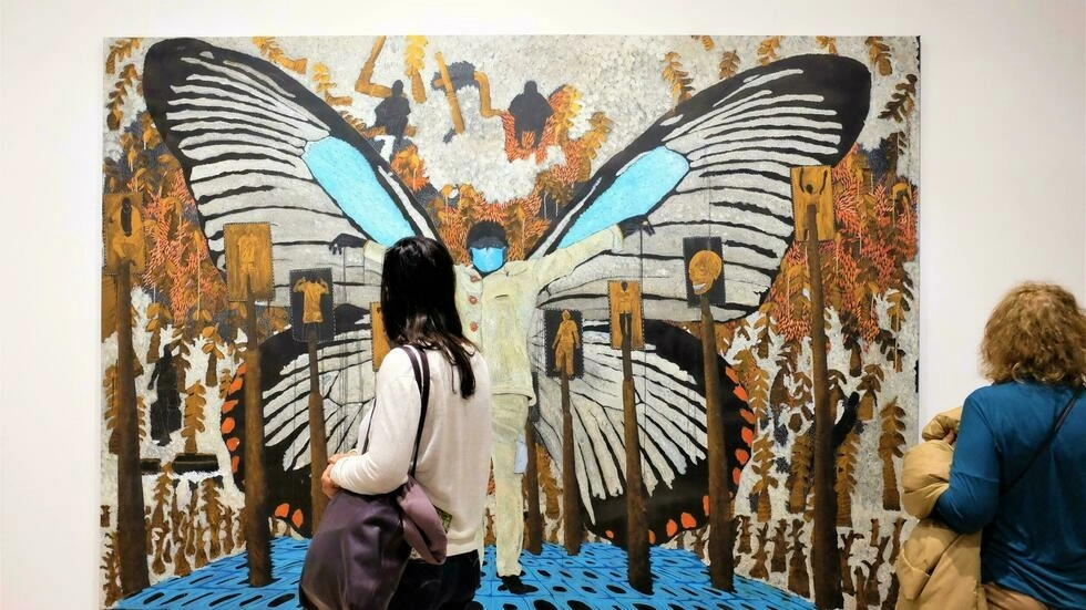 グラン・パレ・エフェメールで開催されたFIAC2021の来場者が、テンプロン・ギャラリーで展示されたセネガル人アーティスト、オマール・バの作品「Dispersion devant l'impasse」(2021年)の前で記念撮影 © Siegfried Forster / RFI