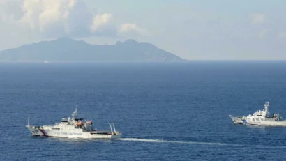 尖閣諸島付近で、日本の海上保安庁の船に続く中国の海上保安庁の船。(ストックイメージ）AP