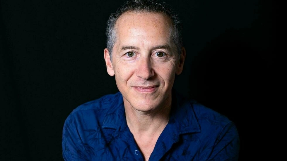 オリビエ・ロジェスは3つの小説の著者です。「今秋、3作目の小説Là où naissent les prophètesがLe Passage社から出版されました。(2021). サンドリーヌ・セラード