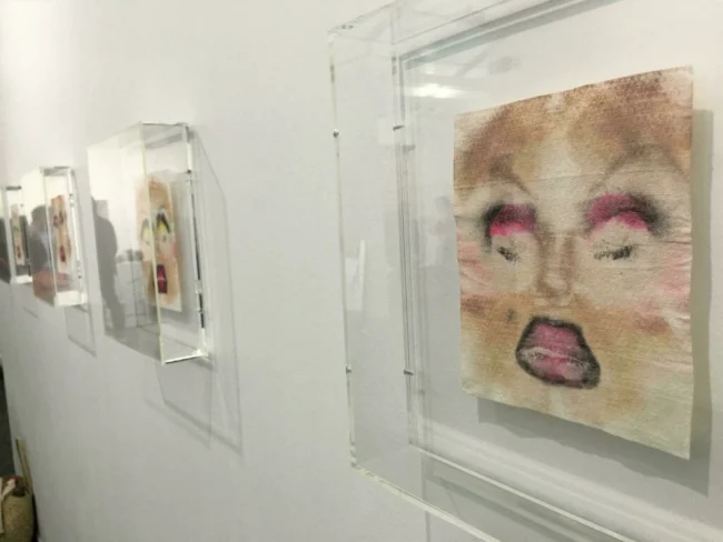FIAC2021でSoft Openingギャラリーが展示したSin Wai Kinの作品「Lasting impression」(フェイシャルワイプにメイク)。ジークフリート・フォースター/RFI