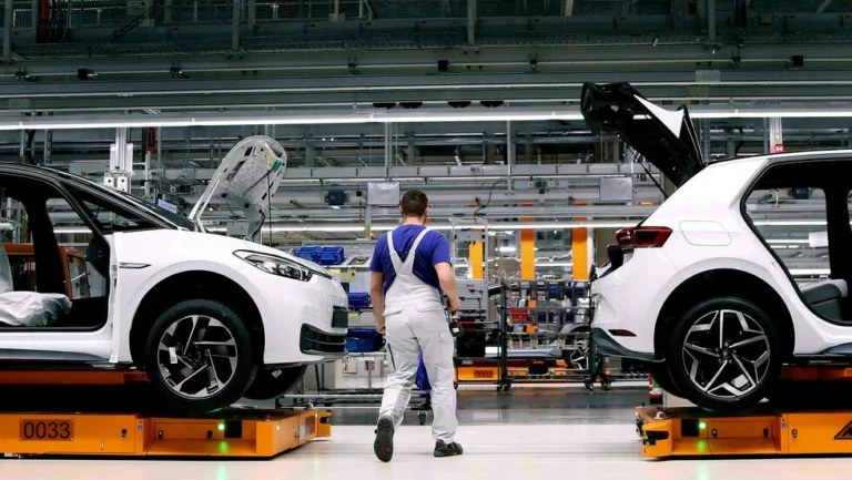 Ligne de production de voitures chez le constructeur allemand Volkswagen, le 25 février 2020. AFP - RONNY HARTMANN