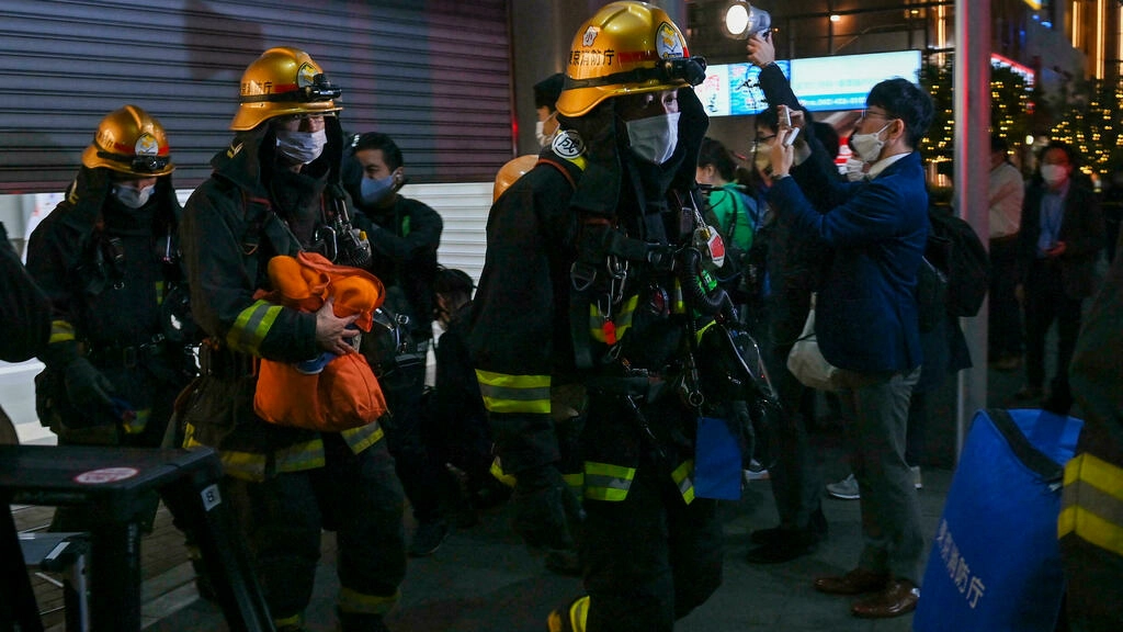 日本のドラマ：東京の電車内で男が乗客を襲撃