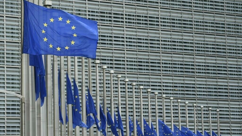 ブリュッセルの欧州委員会本部前に掲げられた欧州の旗(イメージ)。AFP-JOHN THYS
