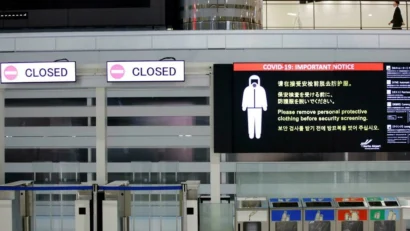 国境閉鎖の初日、成田国際空港の出発ロビーで閉鎖されたドアの横に貼られたCovid-19のセキュリティ対策に関する告知（2021年11月30日、東京の東側）。REUTERS/Kim Kyung-Hoon