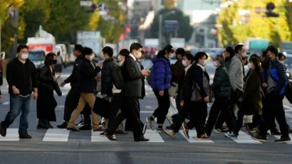 2021年12月3日の東京の街では、誰もがマスクをしています。AP - Eugene Hoshiko