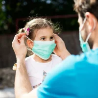 イル・ド・フランス地方で行われたこの新しい研究では、感染した子どものうち、最終的に感染したのはわずか0.6％でした（イラスト写真）。 iStock / SanyaSM