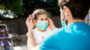 イル・ド・フランス地方で行われたこの新しい研究では、感染した子どものうち、最終的に感染したのはわずか0.6％でした（イラスト写真）。 iStock / SanyaSM
