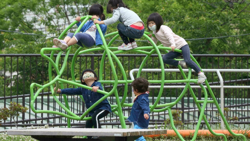 日本では幼児のマスク着用が行政の悩みの種...そして保護者の悩みの種に