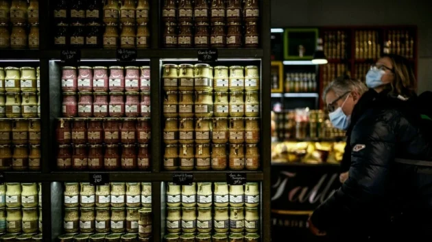 スーパーマーケットの棚にマスタードが欠けています