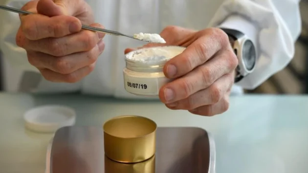 製品をテストする新しい方法に目を光らせている化粧品メーカー