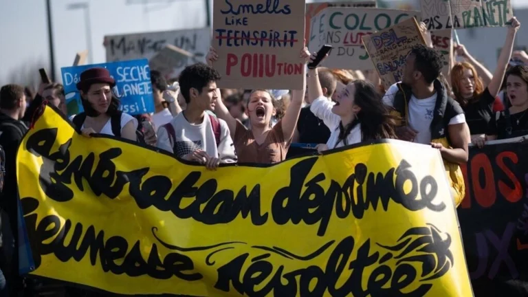 国際青年気候行動デーの一環として行われたデモ