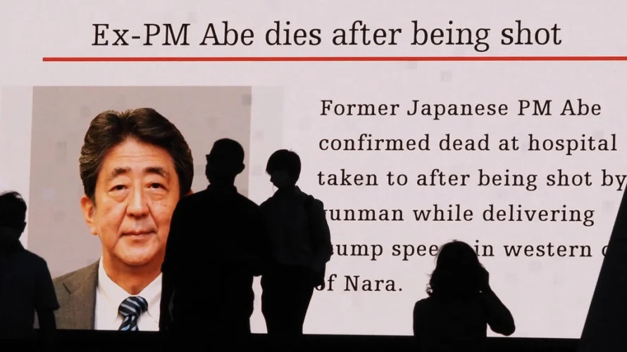 日本では、2022年7月上旬に安倍晋三(当社撮影)が暗殺されて以来、政権が揺らいでいる(図版)。AFP - TOSHIFUMI KITAMURA
