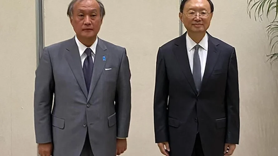 2022年8月17日の会議で、日本の国家安全保障顧問である秋葉武夫と中国共産党のヤン・ジエチ上級外務大臣。AFP - 配布資料
