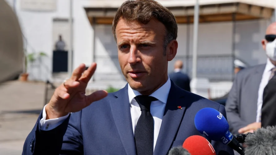2022年8月26日、アルジェで報道陣の取材に応じるエマニュエル・マクロン仏大統領。AFP/Ludovic Marin