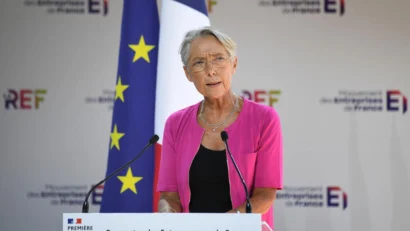 フランスのエリザベート・ボルネ首相は、2022年8月29日にパリのロンシャン競馬場で開催されるメデフ夏の会議で演説を行う。AFP - エリック・ピアモント
