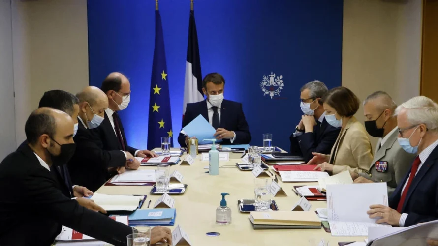 フランスのエマニュエル・マクロン大統領は、2021年7月にエリゼ宮殿で防衛評議会の議長を務める。AFP - ルドヴィック・マリン