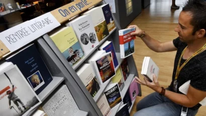 フランス西部ブレストの書店で、新しい文学の季節を棚に並べる。AFP - Fred Tanneau