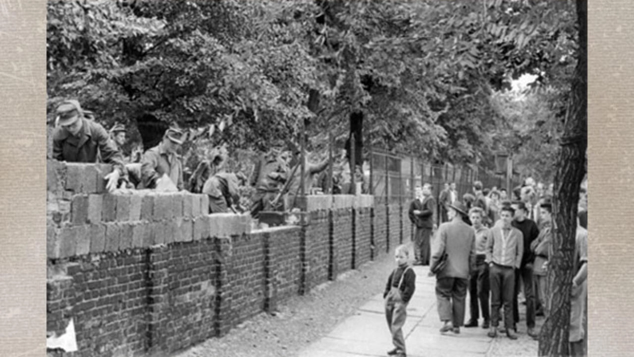 西ベルリン人は1961年8月15日に城壁の建設に出席した。©AFP
