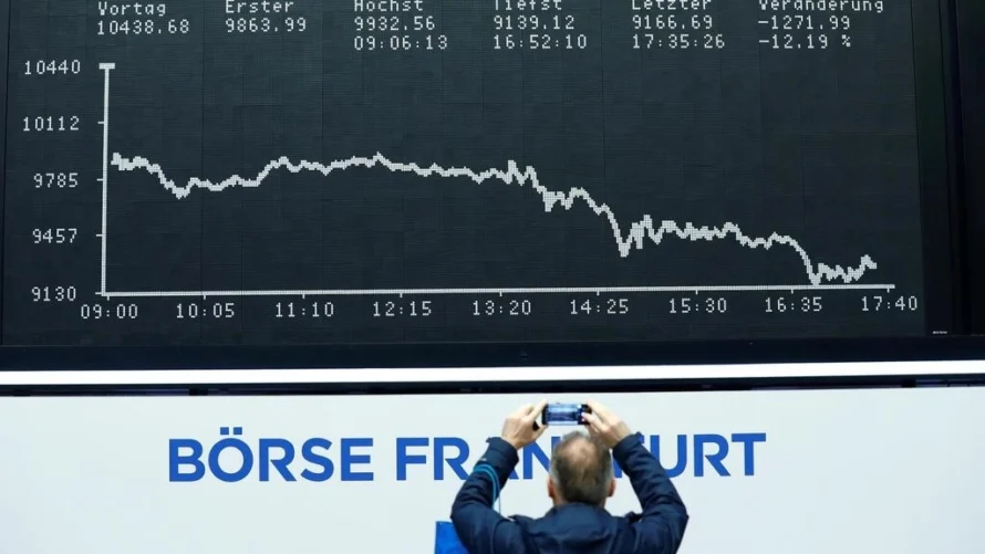 ユーロ圏は2022年末までに不況に向かっている。(イラスト画像) © REUTERS / Ralph Orlowski