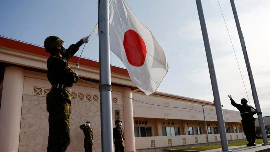自衛隊員が陸上自衛隊宮古キャンプで国旗を下げる(イラスト写真)