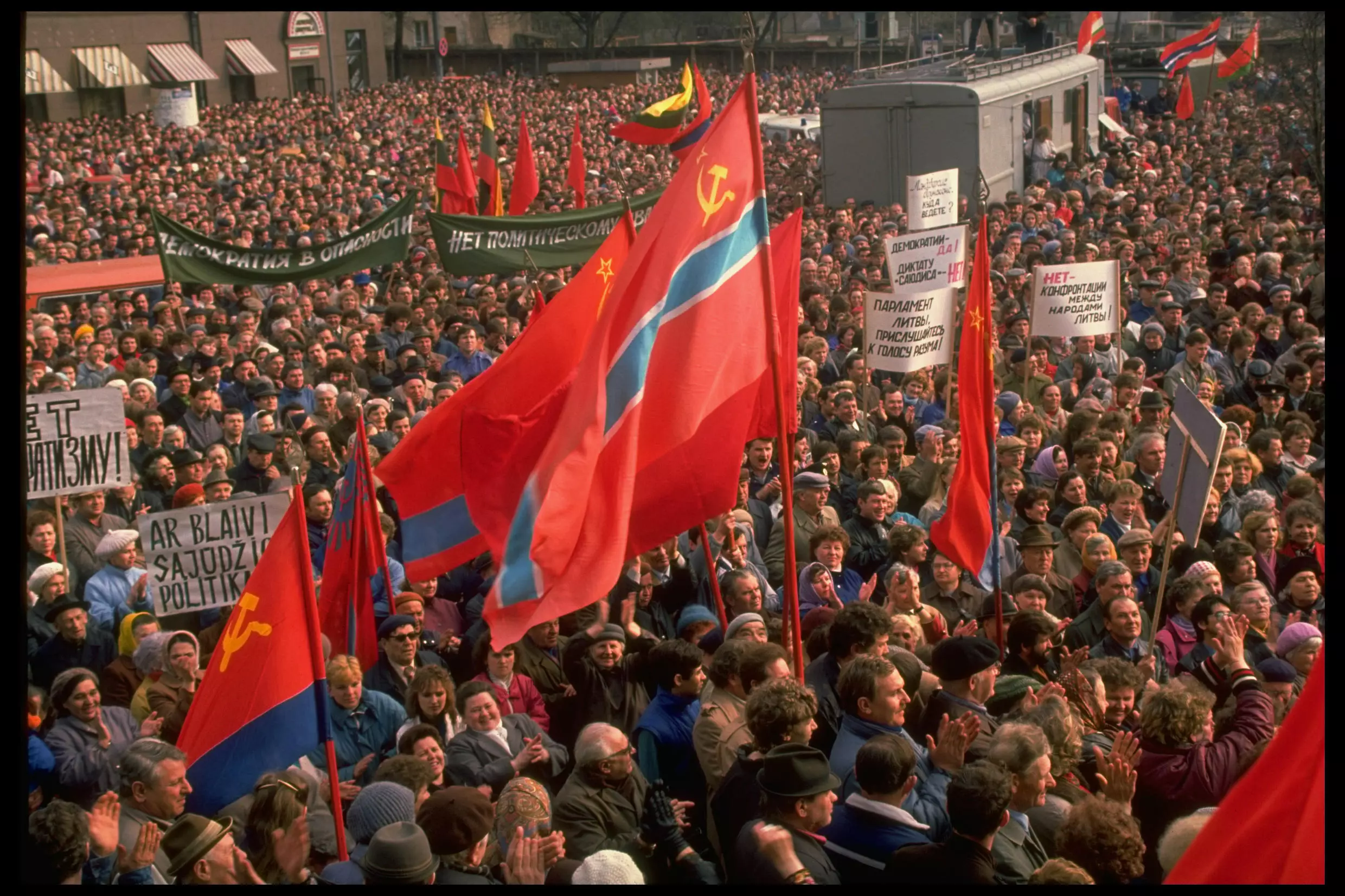 1990年4月4日のソ連でのデモ。ペレストロイカで、ゴルバチョフは漂流する経済を救うために無駄に努力した。ゲッティイメージズ/ライフイメージズコレクション/イゴール・ガヴリロフ