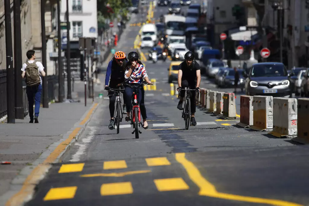 現在目障りと考えられているパリの新しい自転車レーンの黄色のマーキングが行くところです。AP - クリストフ・エナ