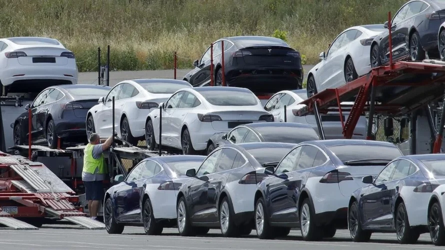 2020年5月13日、カリフォルニア州フリーモントのテスラ電気自動車工場で、トランスポーターに積み込まれるテスラ車たち。カリフォルニア州では、電気自動車の販売台数を今後4年間で3倍に増やし、新車購入の35%を占めるようにしたいと考えています。AP - Ben Margot