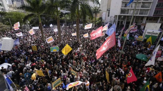 2022年8月11日、多くのブラジル人がサンパウロ大学法学部の前に集まった。
