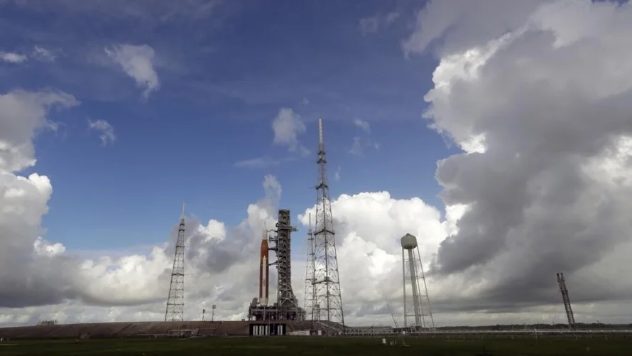 ケネディ宇宙センターの発射台に設置されたNASAの月ロケット(2022年8月28日撮影)。AP - John Raoux