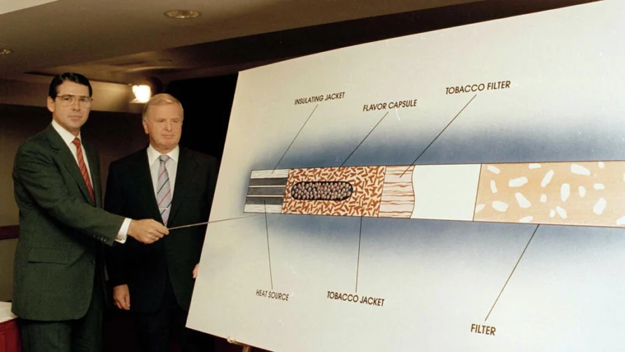 R.J. Reynolds Tobacco Development Co.のRichard A. Kampe社長(左)とR.J. Reynolds Tobacco社のEdward A. Horrigan社長兼CEOは、新しいたばこ「PREMIER」を贈呈しています。AP - Marty Lederhandler