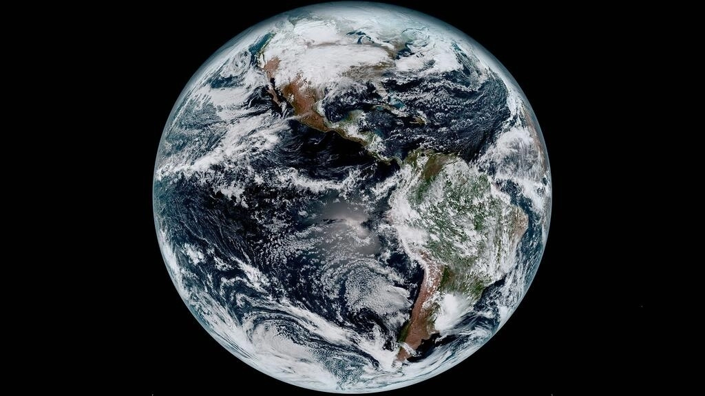 2017年に米国海洋大気観測庁(NOAA)気象衛星GOES-16が撮影した地球の最初の画像。© ビジネスワイヤーAP